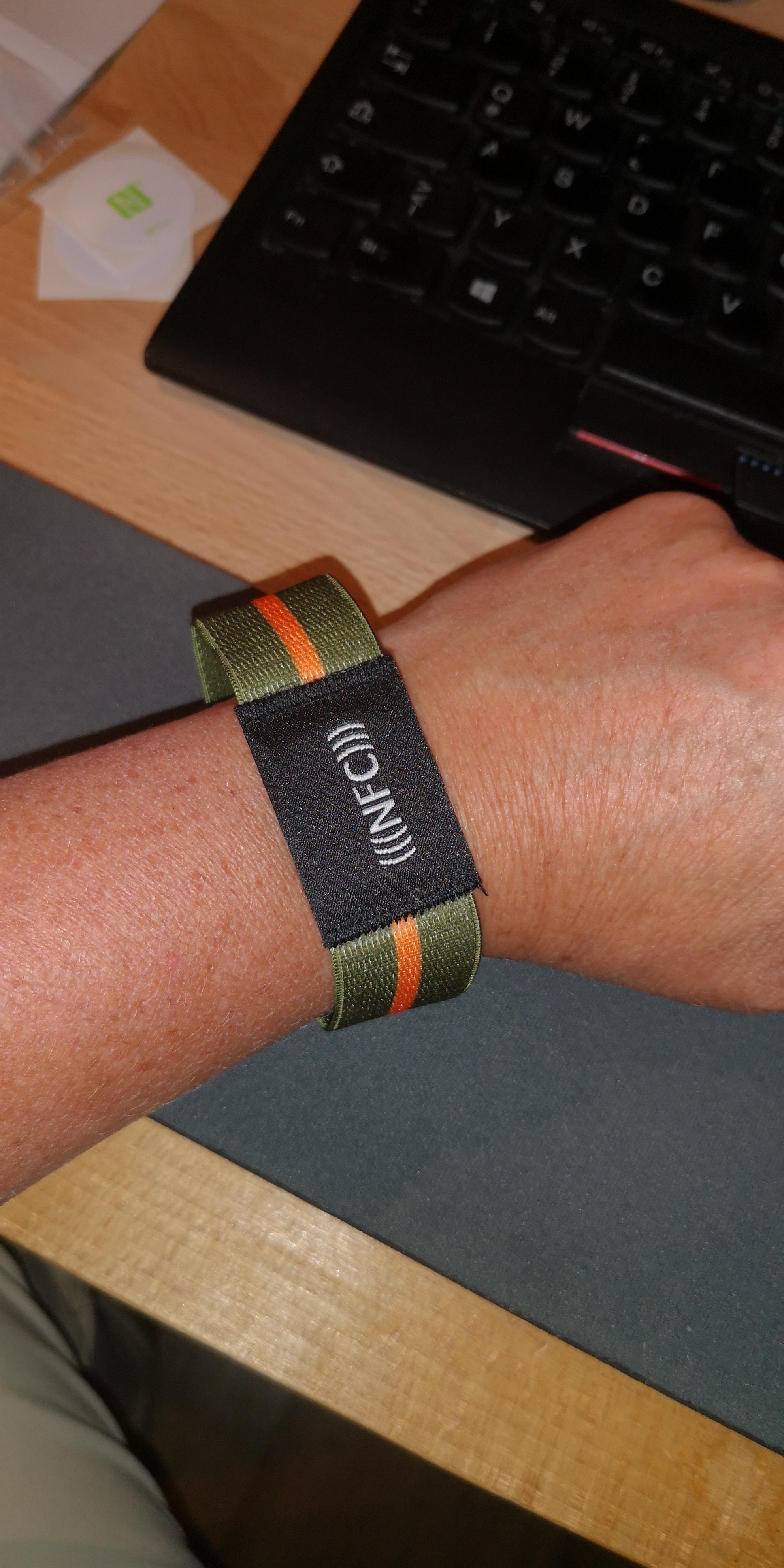 NFC-Notfallarmband an einem Arm